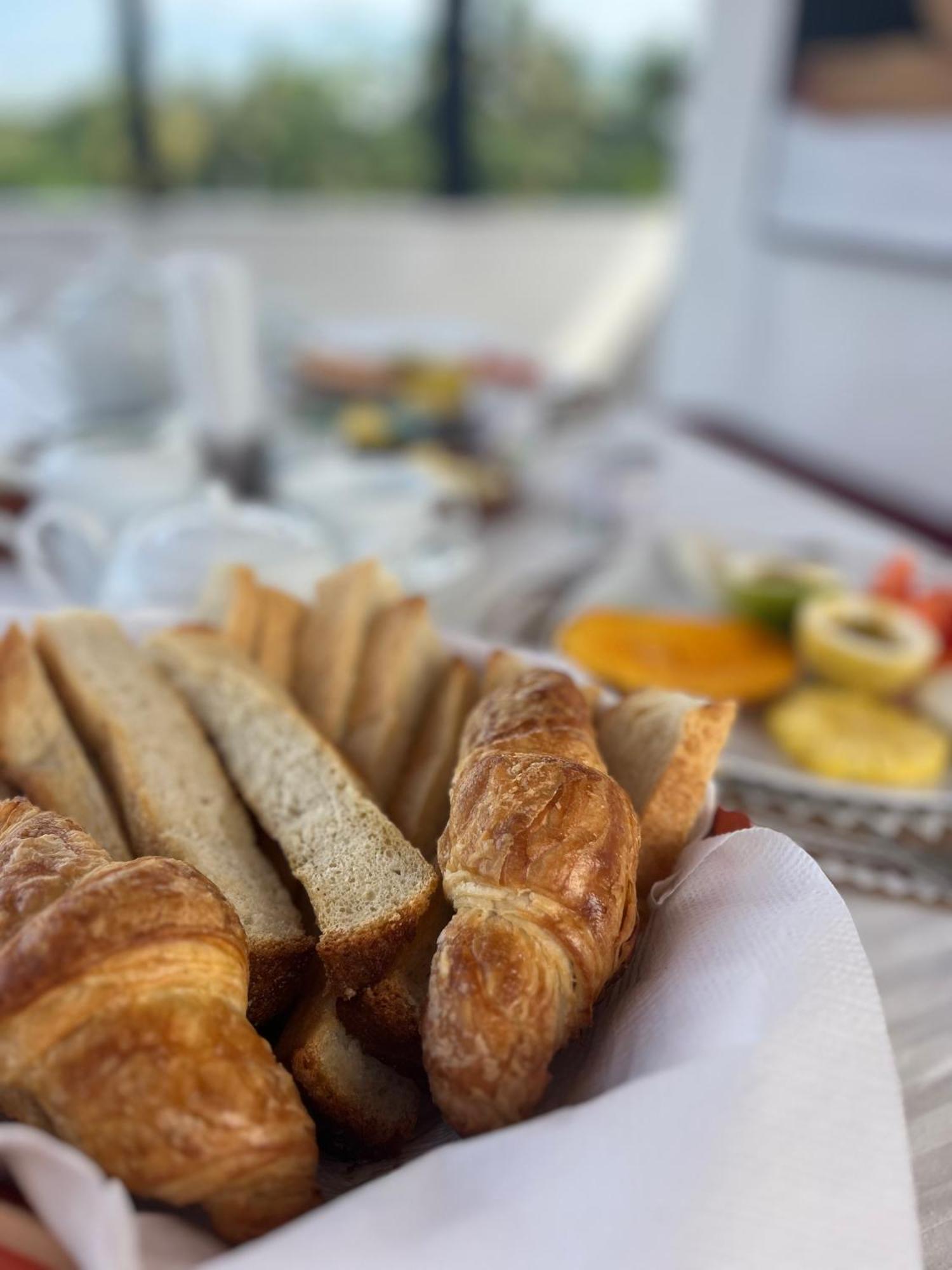Beach Club Apartments Induruwa Ngoại thất bức ảnh