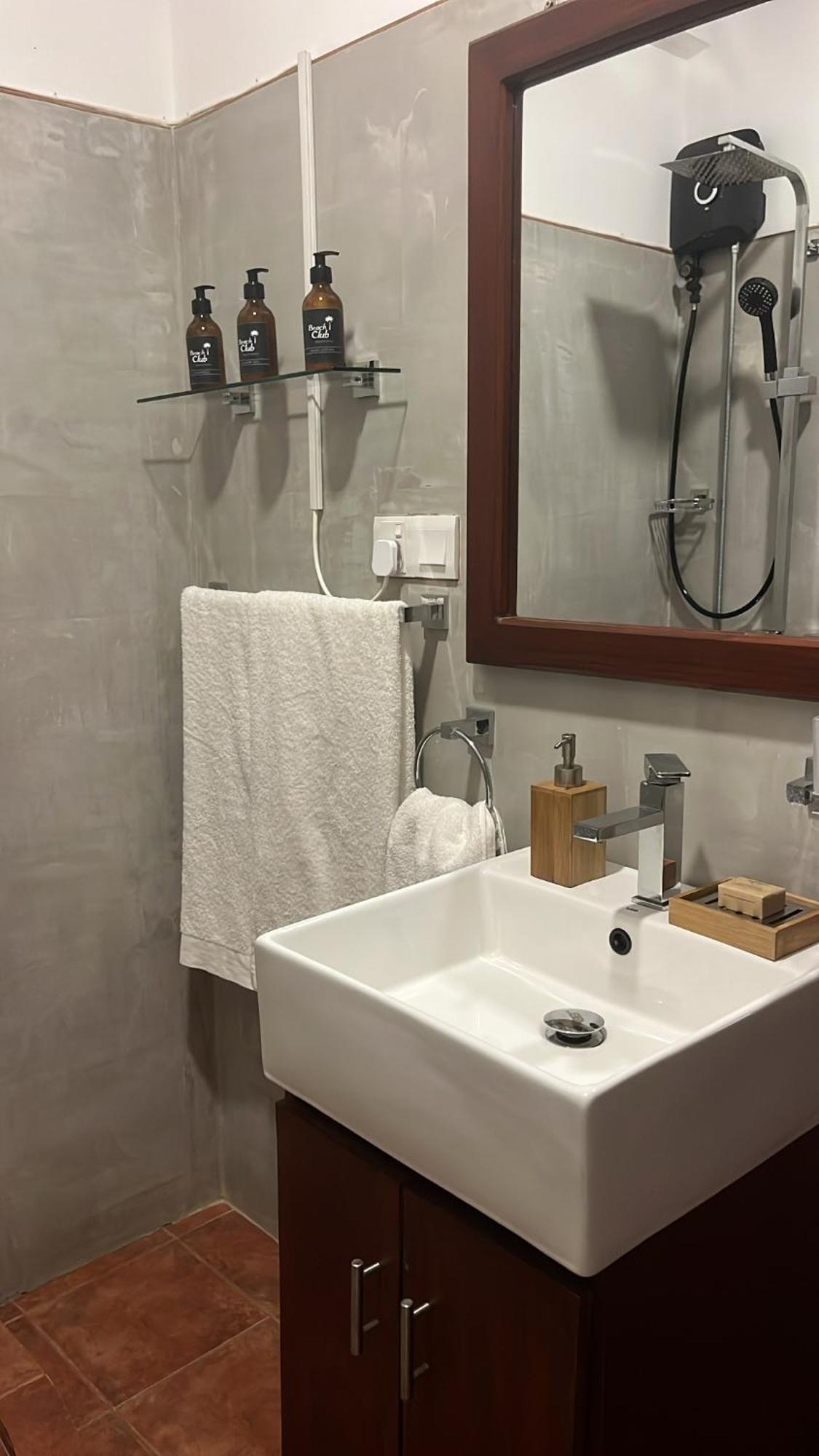 Beach Club Apartments Induruwa Ngoại thất bức ảnh
